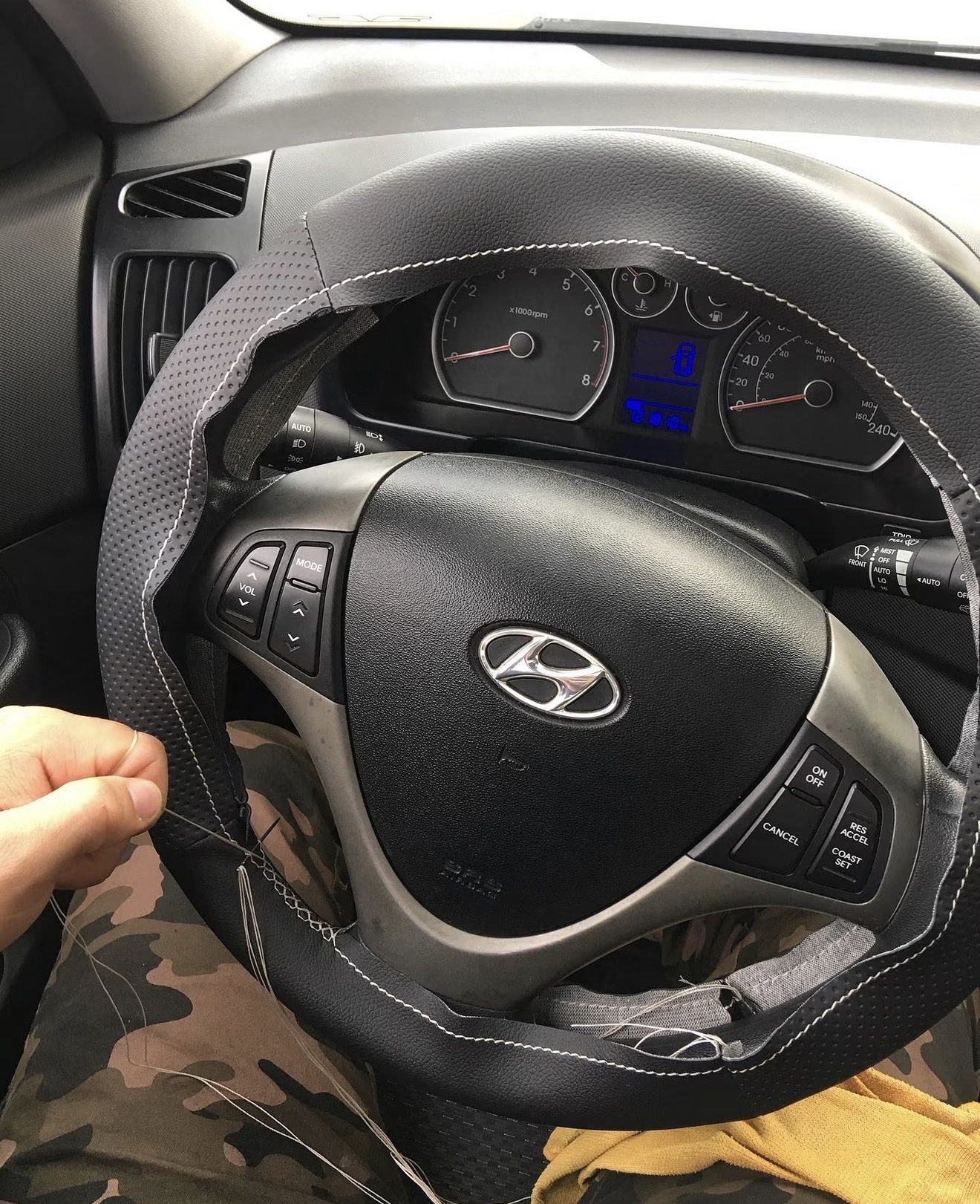 Revestimento de volante sendo feito na prática